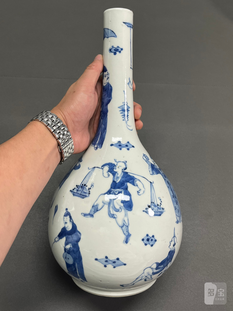 清晚期  青花市井人物故事图胆瓶（一对） - 图5
